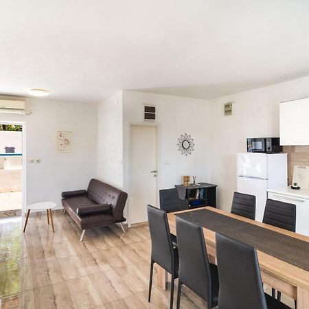 Sea-Views Brazza Apartments With Private Pool Milna  Extérieur photo