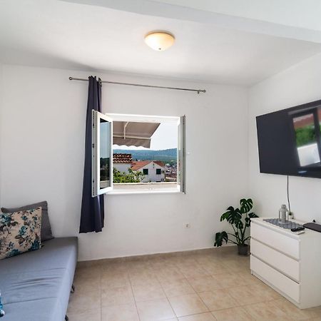 Sea-Views Brazza Apartments With Private Pool Milna  Extérieur photo