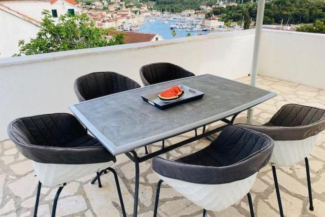 Sea-Views Brazza Apartments With Private Pool Milna  Extérieur photo