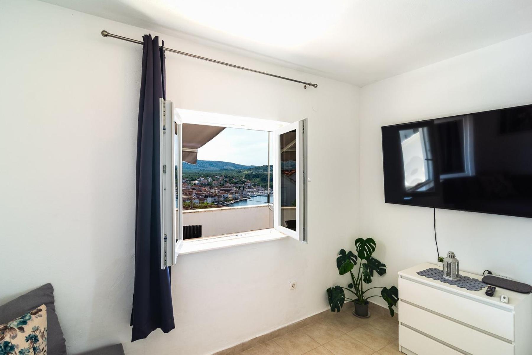 Sea-Views Brazza Apartments With Private Pool Milna  Extérieur photo