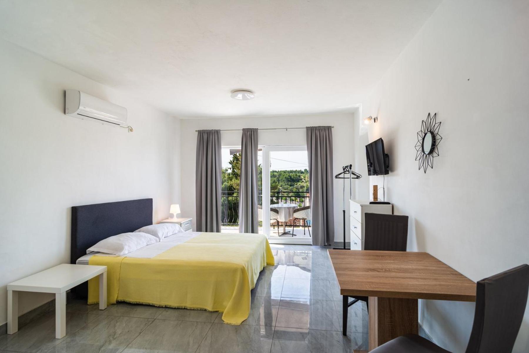 Sea-Views Brazza Apartments With Private Pool Milna  Extérieur photo