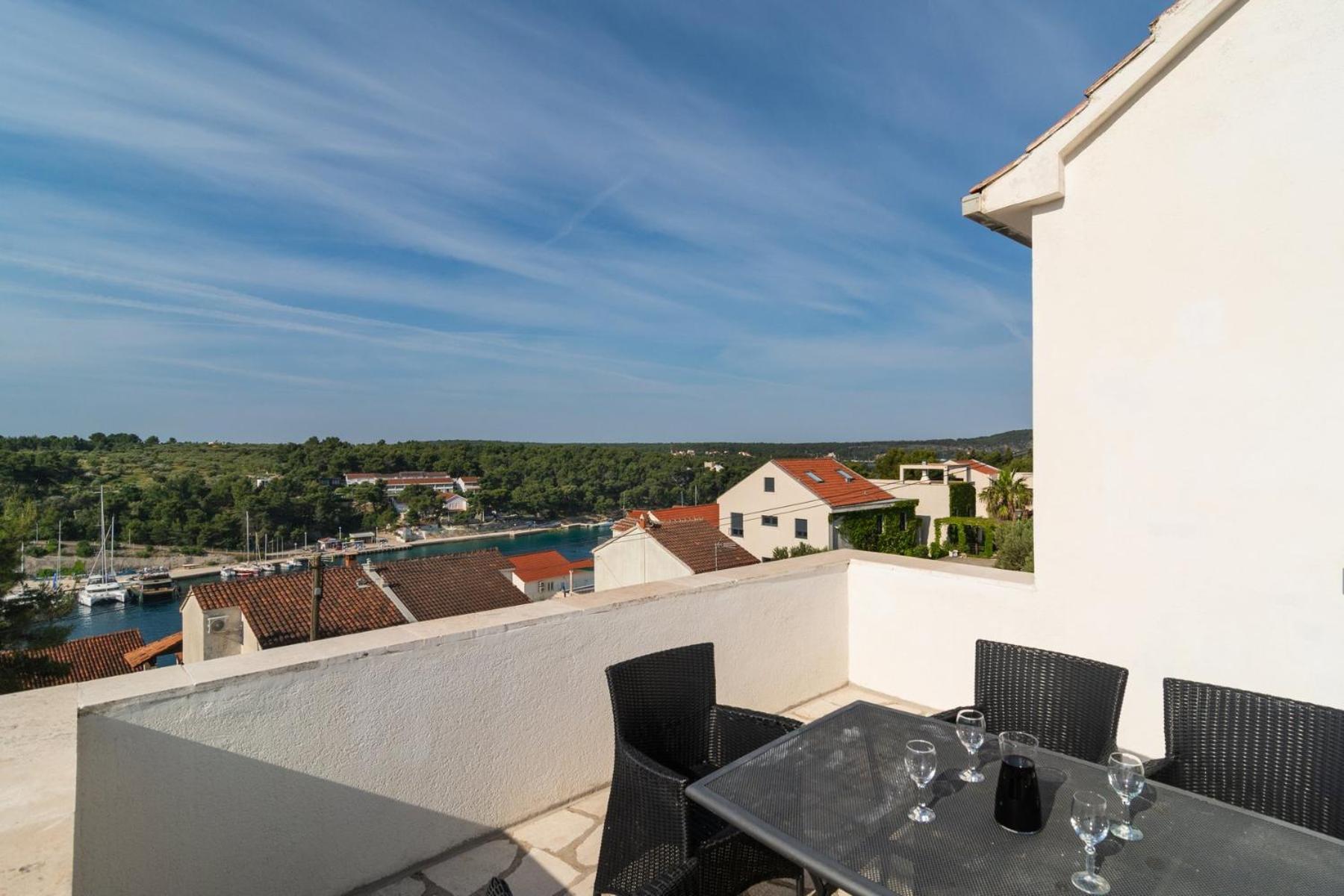 Sea-Views Brazza Apartments With Private Pool Milna  Extérieur photo