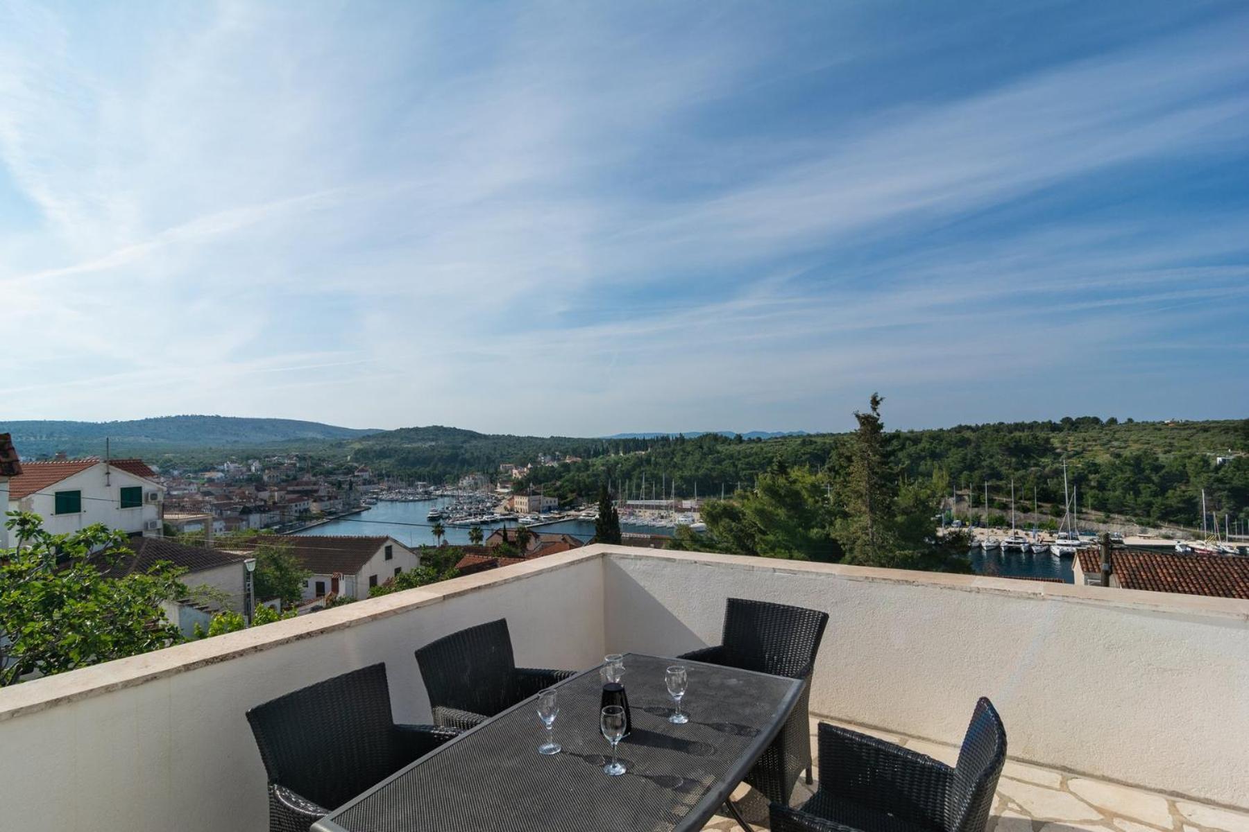 Sea-Views Brazza Apartments With Private Pool Milna  Extérieur photo