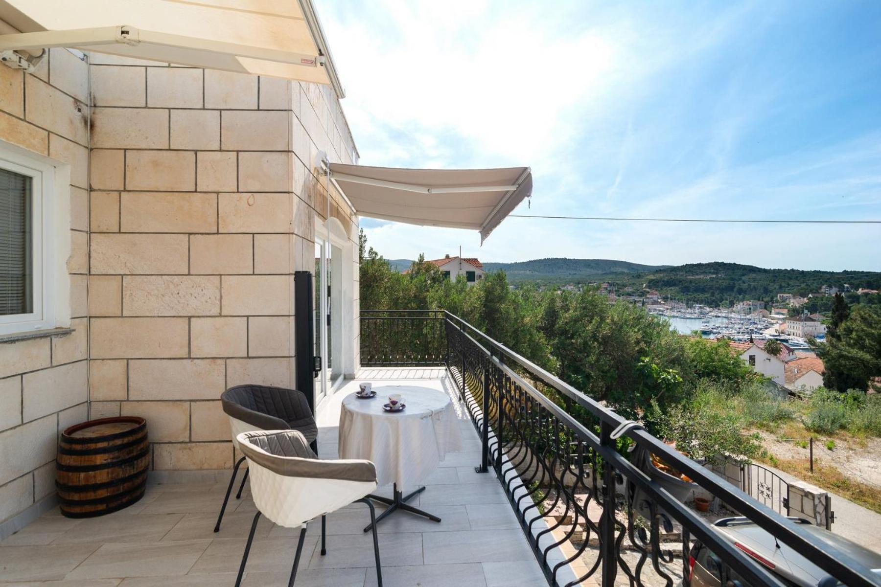 Sea-Views Brazza Apartments With Private Pool Milna  Extérieur photo