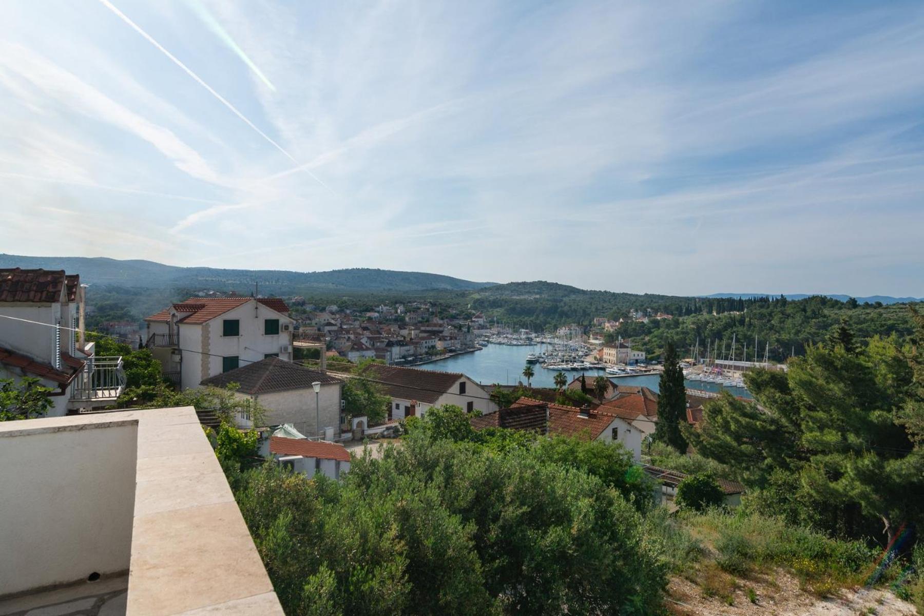 Sea-Views Brazza Apartments With Private Pool Milna  Extérieur photo